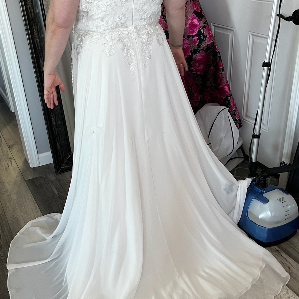 Chic White Bridal Gown with Lace